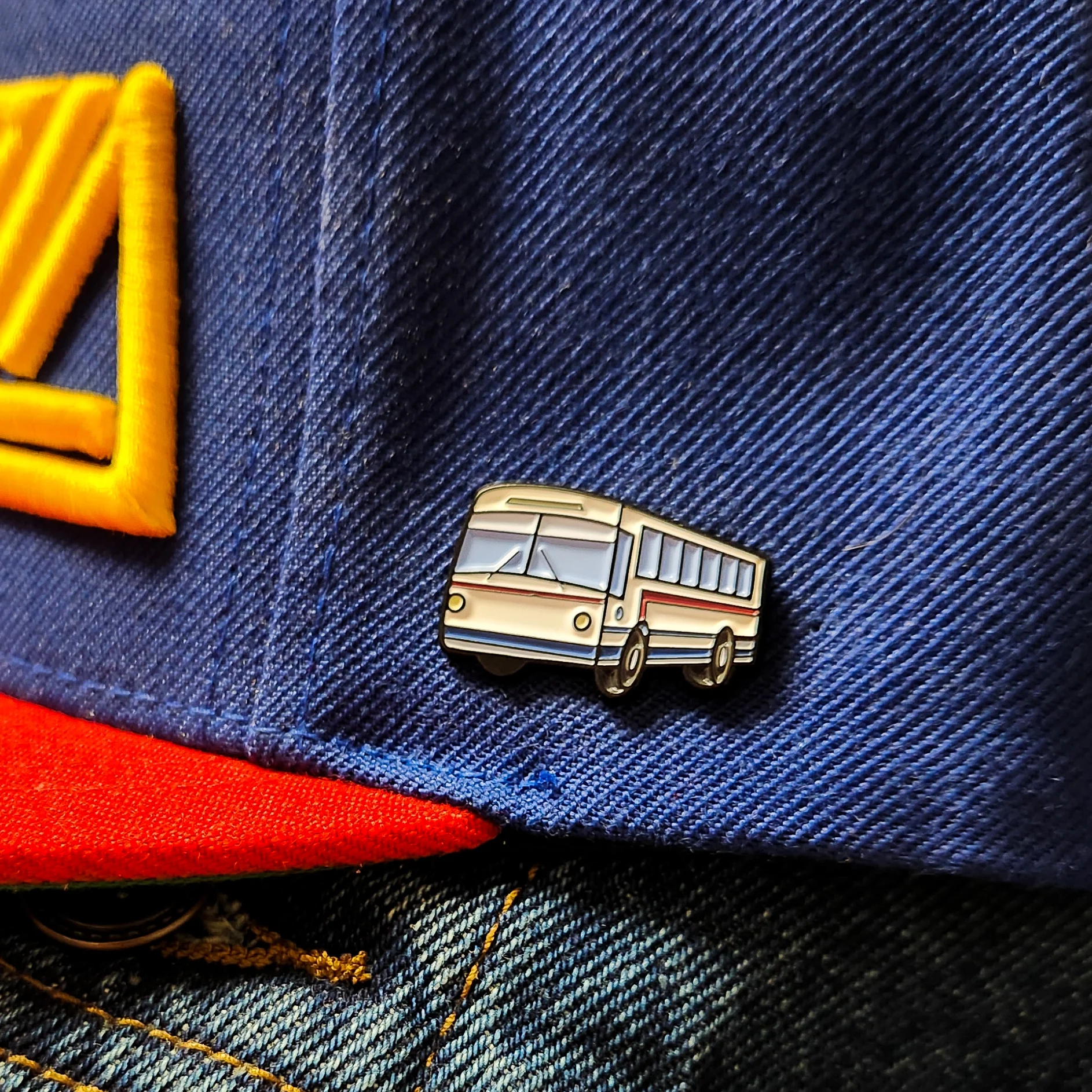 VZLA Autobús Pin - Image 3